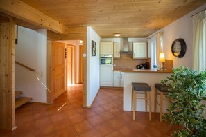 Jääkaappi, mikroaaltouuni, astianpesukone, kahvin-/teenkeitin