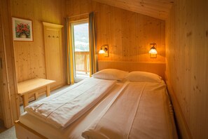 3 bedrooms, in-room safe, free WiFi, bed sheets