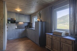 Kylskåp, mikrovågsugn, diskmaskin och kaffe- och tebryggare