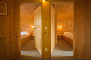 3 bedrooms, in-room safe, free WiFi, bed sheets
