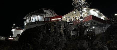 Vista frontal de la propiedad