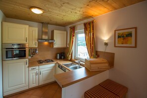 Réfrigérateur, micro-ondes, lave-vaisselle, cafetière/bouilloire