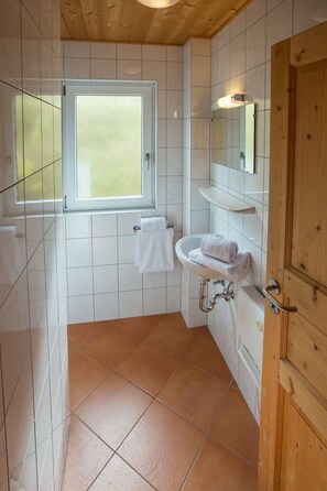 Shower, towels - Chalet # 53 with 3 BR for 6 to 8 people (Annaberg)