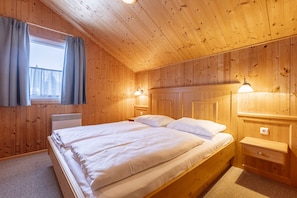 3 bedrooms, in-room safe, bed sheets