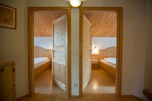 3 bedrooms, in-room safe, free WiFi, bed sheets - Chalet # 60 with 3 BR for up to 6 people (Annaberg)