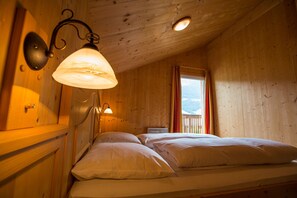 3 bedrooms, in-room safe, bed sheets