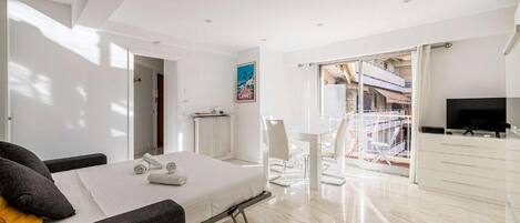 Iron/ironing board, internet, bed sheets