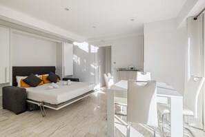 1 slaapkamer, een strijkplank/strijkijzer, internet, beddengoed