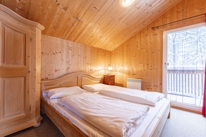 3 bedrooms, in-room safe, free WiFi, bed sheets
