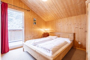 3 bedrooms, in-room safe, free WiFi, bed sheets
