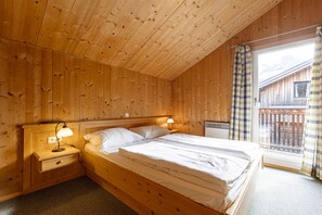 3 bedrooms, in-room safe, free WiFi, bed sheets