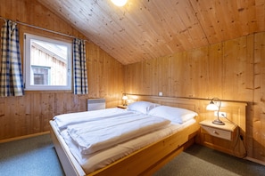 3 chambres, coffres-forts dans les chambres, draps fournis