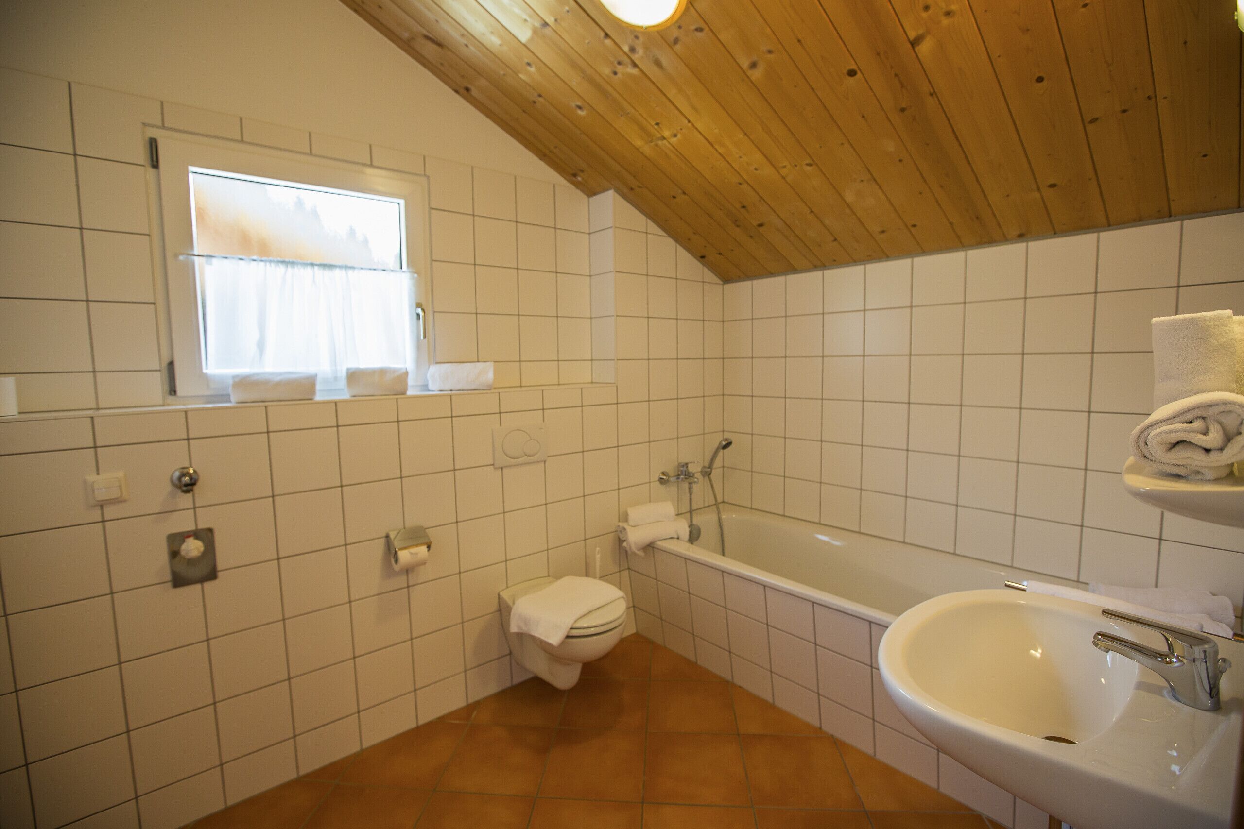 Kylpyhuone, jossa on kylpyamme, pesuallas ja wc.