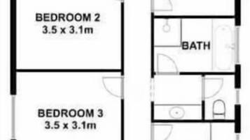 Un plan d’étage d’un hôtel comprenant quatre chambres, un coin repas, une cuisine, un salon, un abri pour voiture et une véranda.