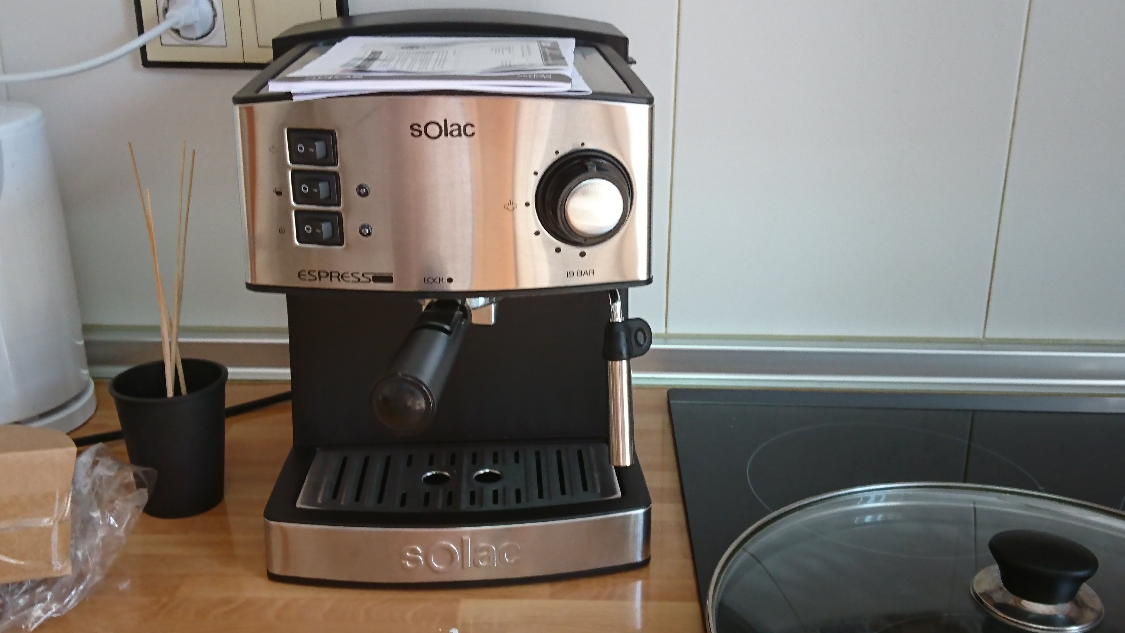 Eine Solac-Espressomaschine mit digitalem Display, Verriegelung und 19-bar-Manometer.