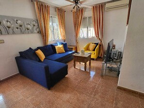 Villa | Living area - Orihuela - Sleeps 6 - Pool - Parking - Petfriendly (Orihuela)
