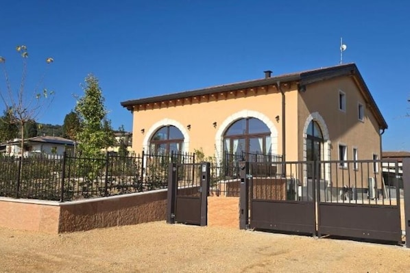 Exterior - Igino Farmhouse: Classic Quadruple Room (Negrar of Valpolicella)