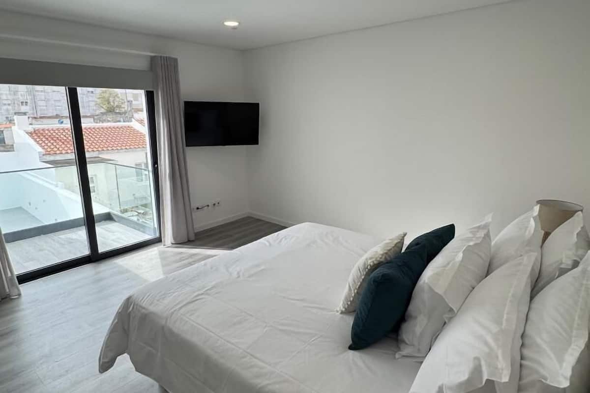 Habitación doble superior | Ropa de cama de alta calidad, edredón y decoración personalizada