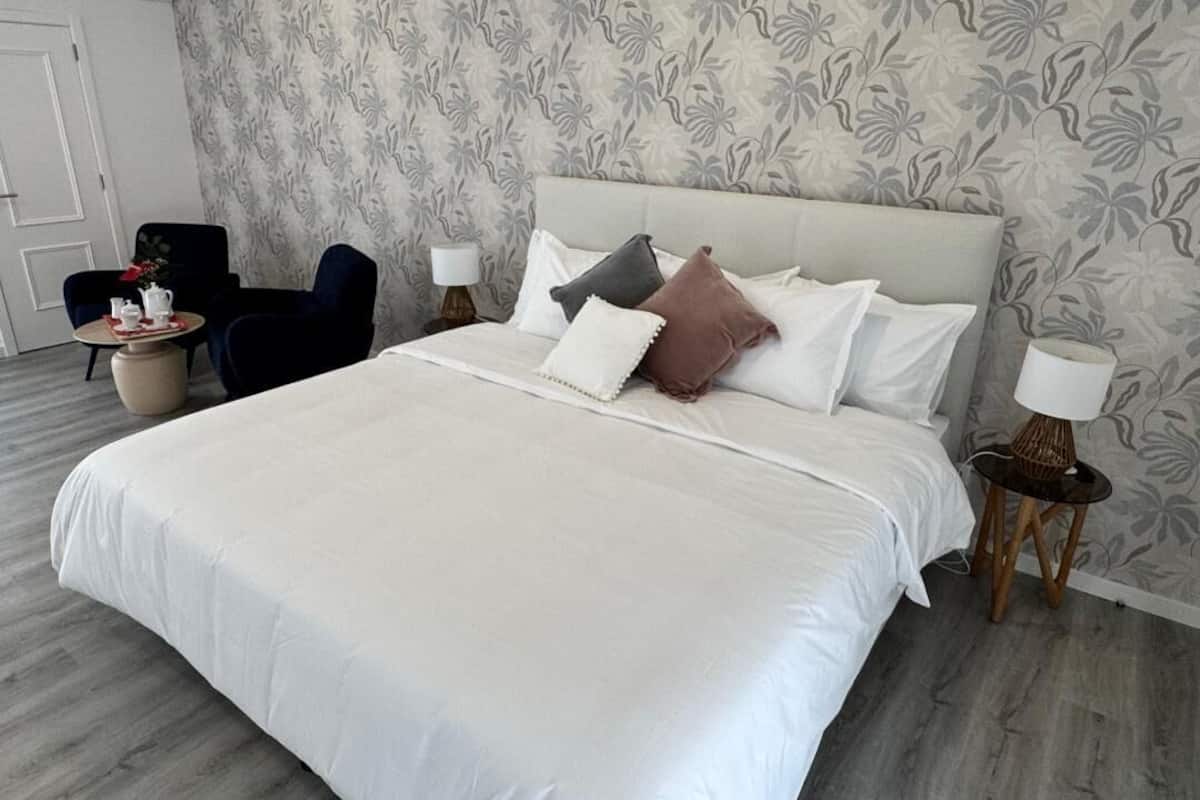 Habitación Deluxe, para no fumadores, baño privado | Ropa de cama de alta calidad, edredón y decoración personalizada