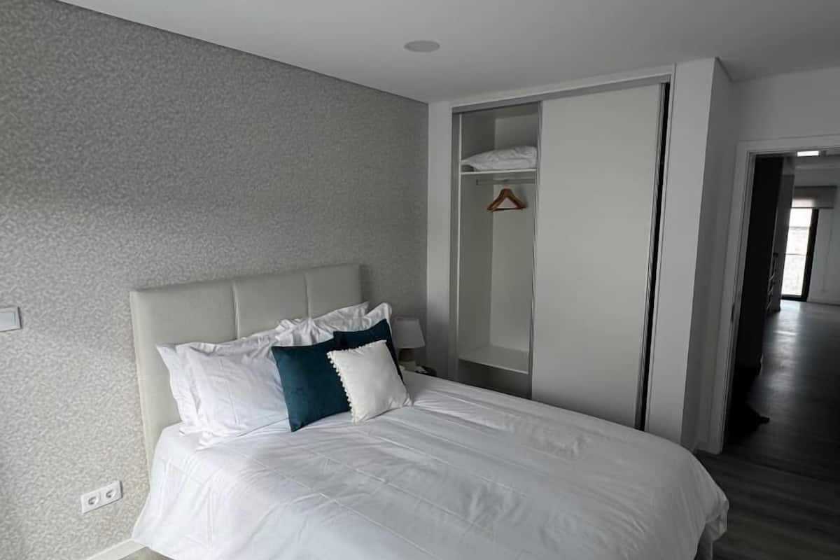 Habitación doble Confort | Ropa de cama de alta calidad, edredón y decoración personalizada