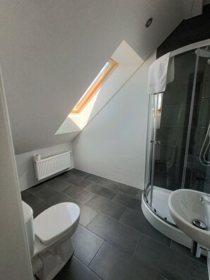 Comfort Double or Twin Room, Golf View | Bathroom | Shower, towels, soap, toilet paper - Pałac i Folwark Ńemino (Sierakowice)
