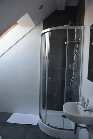 Classic Single Room | Bathroom | Shower, towels, soap, toilet paper - Pałac i Folwark Ńemino (Sierakowice)
