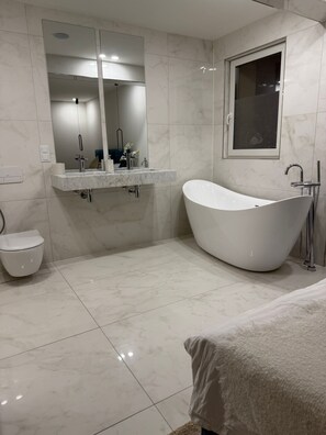 Shower, bidet, towels, soap - Luxrem Apartments 4  (Biel)