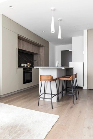 Fridge, oven, stovetop, dishwasher
