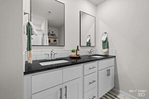 Dusche, Haartrockner, Handtücher