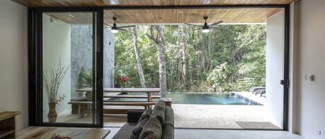 Luksushuoneisto, 3 makuuhuonetta, uima-altaan luona | Oleskelualue | Televisio