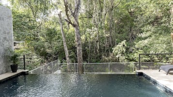 Utomhuspool, parasoller och solstolar