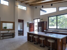 Refrigerador con freezer, microondas, horno, placa de cocina