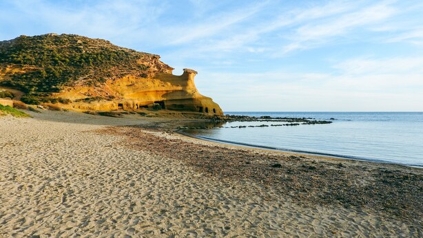 A beach with a rocky cliff and calm sea. - Casa Lodelia: sea and mountain views, nature and beaches just a stone's throw away (San Juan de los Terreros)
