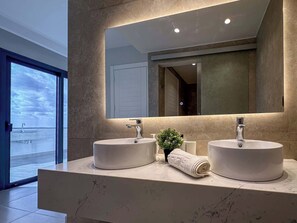 Douche, séchoir à cheveux, serviettes fournies