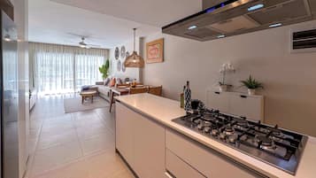 Geladeira, micro-ondas, fogão, cooktop