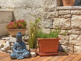 Una piscina al aire libre de temporada, sombrillas