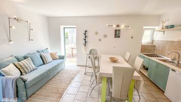 Family Apartment, 2 Bedrooms, Sea View | Private kitchen