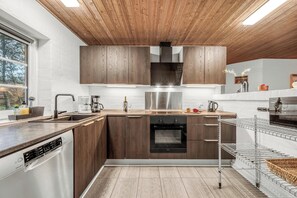 Frigorifero, forno, piano cottura, lavastoviglie