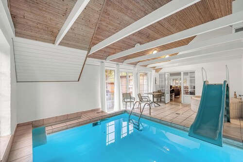 Renovated thatched pool house by the North Sea for 16 people.