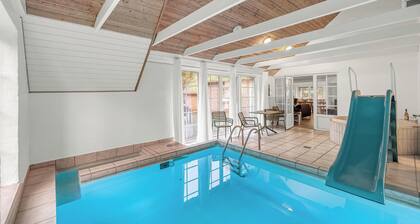 Renovated thatched pool house by the North Sea for 16 people.