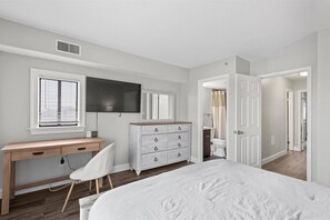 3 bedrooms, desk, WiFi, bed sheets