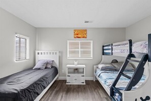 3 bedrooms, desk, WiFi, bed sheets