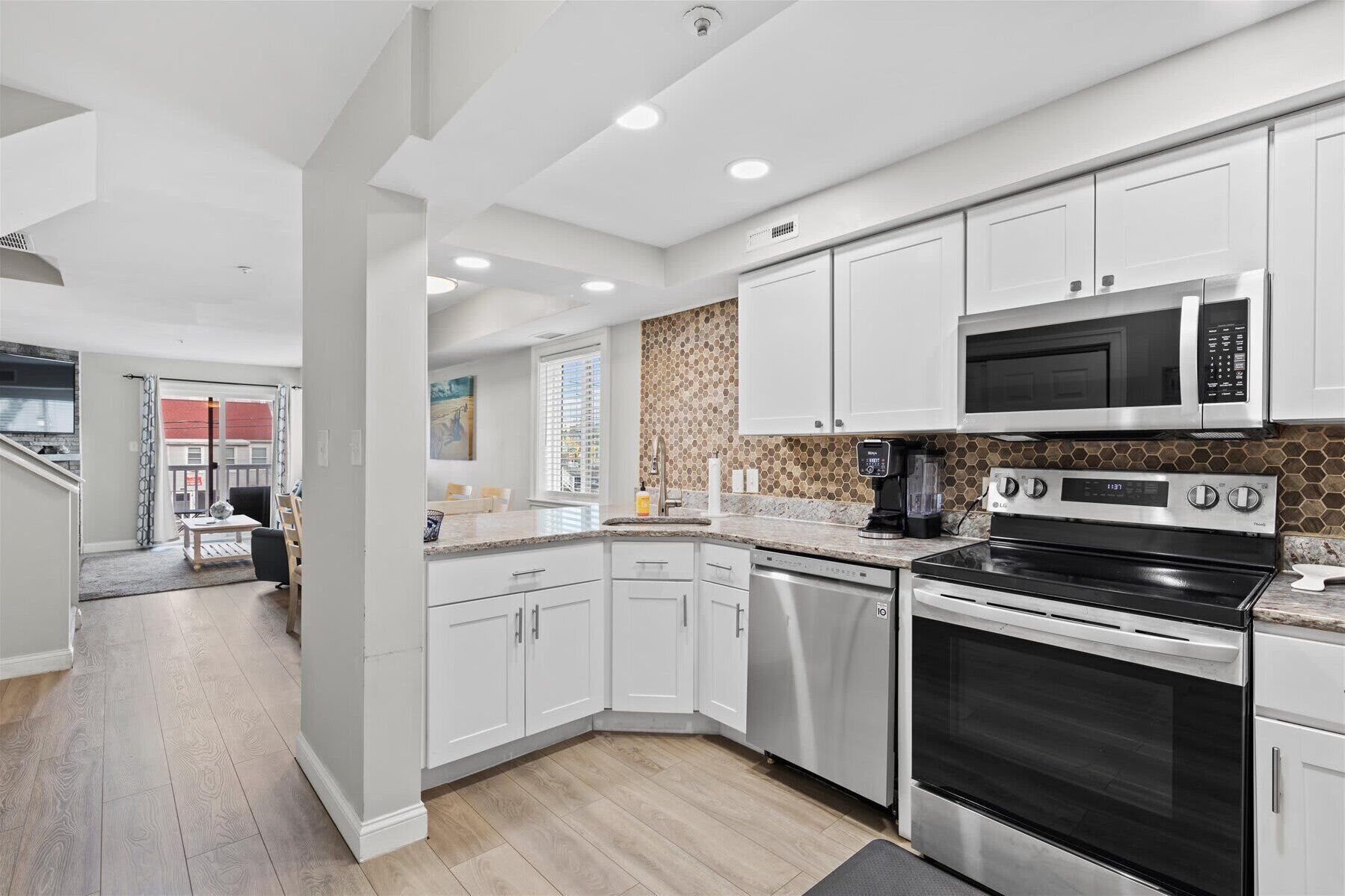 Kylskåp, mikrovågsugn, ugn och spishäll