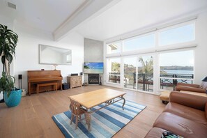 テレビ、書庫、書斎 / ワークスペース