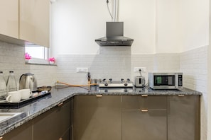 Refrigerador, microondas, parrilla de estufa y tetera eléctrica 