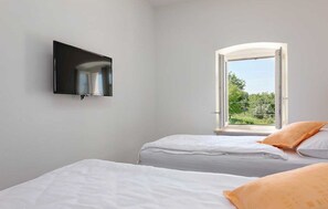 7 bedrooms, desk, iron/ironing board, travel cot