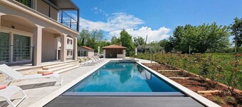 Villa with a pool for 14 persons, with sauna and jaccuzzi, 2 separate units