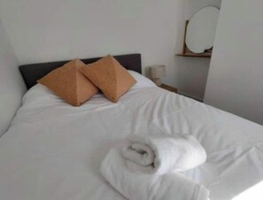 2 quartos, ferros/tábuas de passar roupa, Wi-Fi, roupa de cama