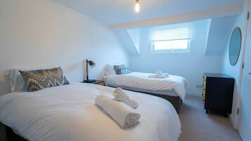 4 bedrooms, iron/ironing board, WiFi, bed sheets