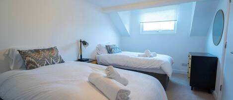 4 habitaciones, tabla de planchar con plancha, wifi y ropa de cama